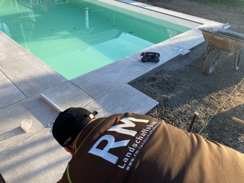 Pooleinfassung mit Keramikplatten verlegen